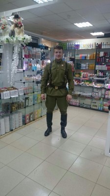 Вот что вышло. Сейчас внёс изменения, ( нет фото в планшете что-бы показать) поменял портупею ( на одну сторону, а эта казачья) погоны, планшет, кобура, пару юбилейных медалей.