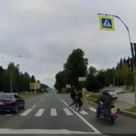 В Ленинградской области мотоциклист снес двух человек на пешеходном переходе