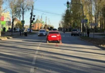 Мотоциклист без прав и шлема опрокинулся в Сыктывкаре