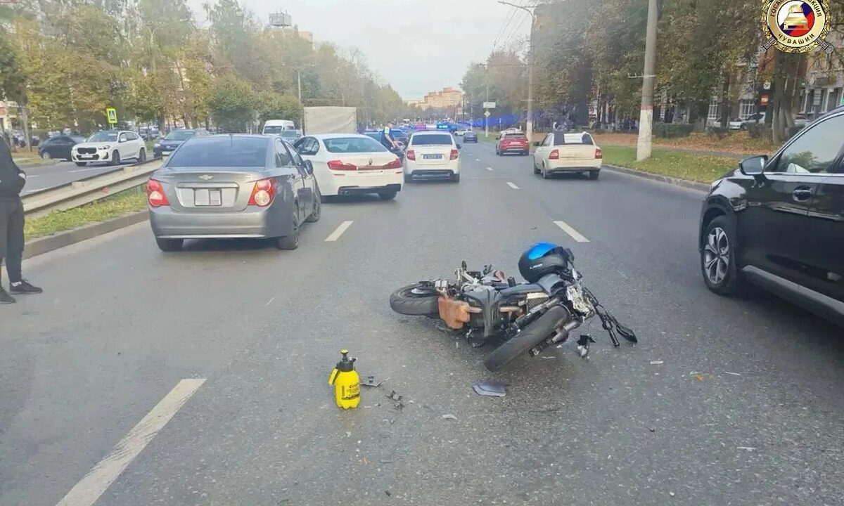 33-летний мотоциклист получил тяжелые травмы в ДТП на Московском проспекте в Чебоксарах