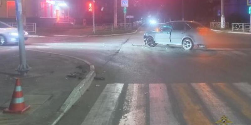 В Чапаевске мотоцикл столкнулся с автомобилем Lada Granta на улице Ленина