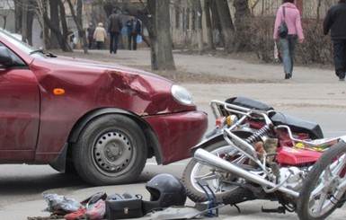 В Мариуполе на пересечении проспекта Строителей и улицы Лавицкого произошло столкновение автомобиля «Дэу Ланос» и мопеда