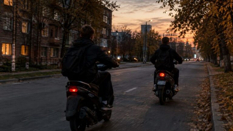 В Днепре патрульные остановили подростков, управлявших мопедом и скутером без прав