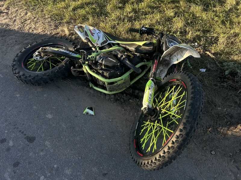 Мотоциклист и пассажир пострадали в ДТП с трактором в Брянской области