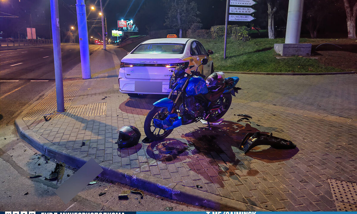 17-летний водитель мотоцикла Stels столкнулся с автомобилем Baic у дома №62 на проспекте Рокоссовского, Минск