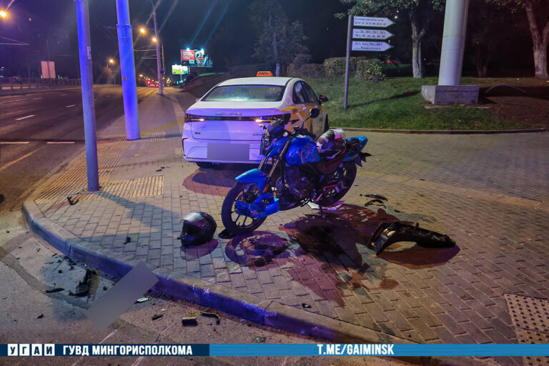17-летний водитель мотоцикла Stels столкнулся с автомобилем Baic у дома №62 на проспекте Рокоссовского, Минск