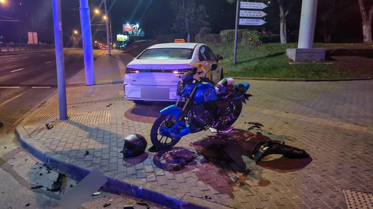 17-летний водитель мотоцикла Stels столкнулся с автомобилем Baic на проспекте Рокоссовского