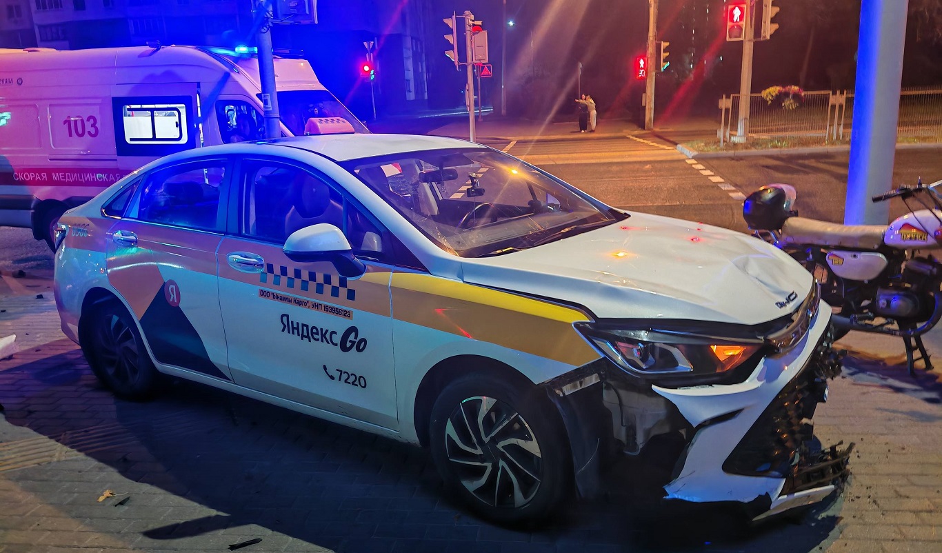17-летний водитель мотоцикла Stels столкнулся с автомобилем Baic на проспекте Рокоссовского