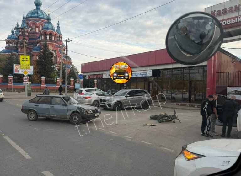 Столкновение Лады и мотоцикла в Иркутске