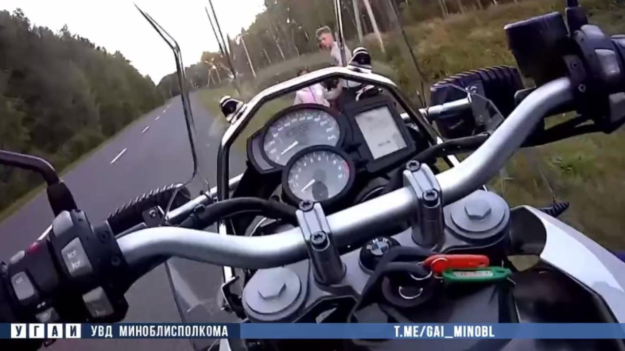 Инспектор ГАИ погнался за бесправником с девочкой